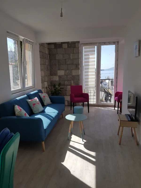 Kumbor-stan 26m2+20m2 terasa,blizu mora,novo