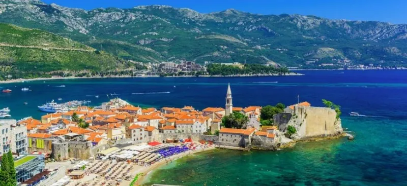 Izdajem stan u Budvi, iskljucivo na duzi period. Cijena po dogovoru.