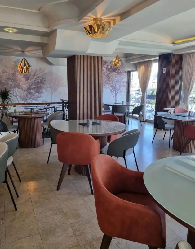 Prodajem kompletan restoranski namjestaj