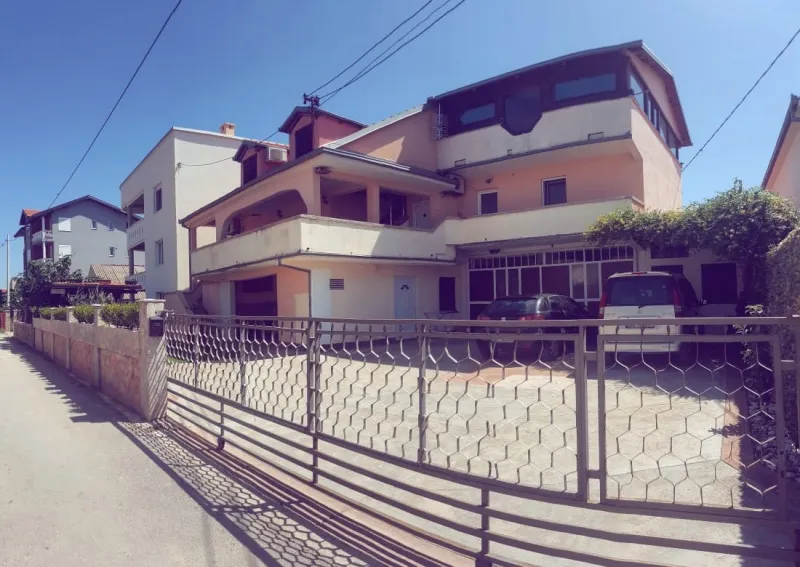 Prodajem kucu u Ulcinju