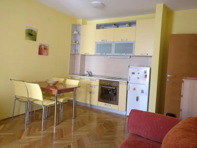 Izdaje se na godisnjem nivou jednosoban stan u Budvi (naselje Babin Do)