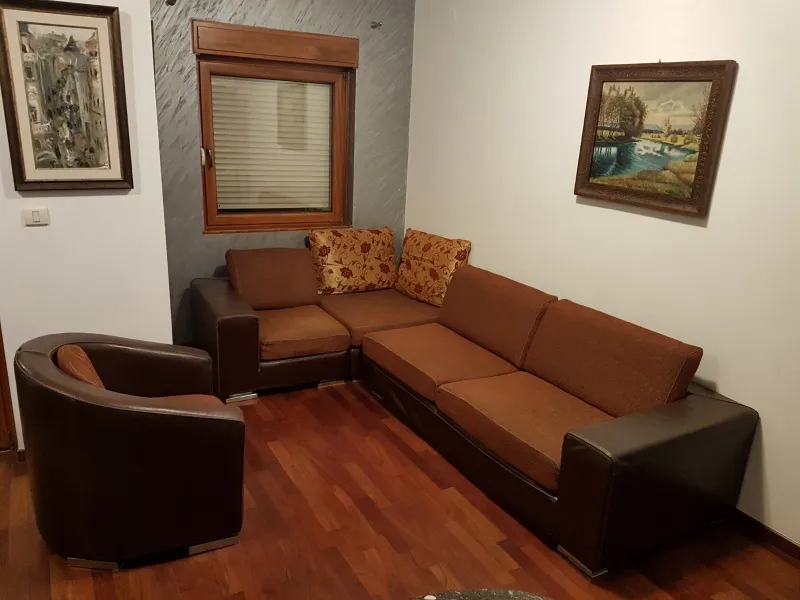 Prodajem ugaonu garnituru i fotelju (koza,stof)
