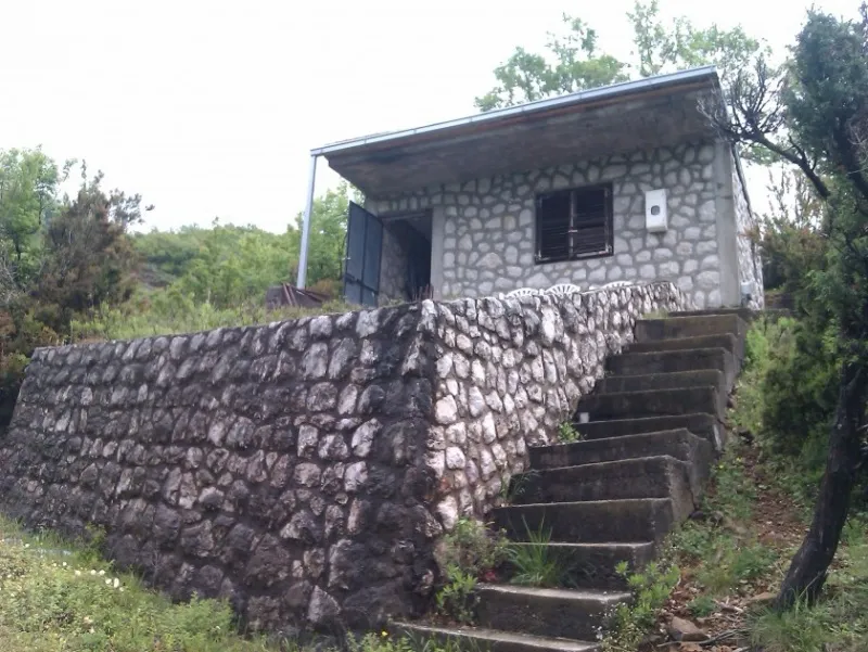 Prodajem vikendicu u Crnoj Gori na moru,Bar-Djurmani