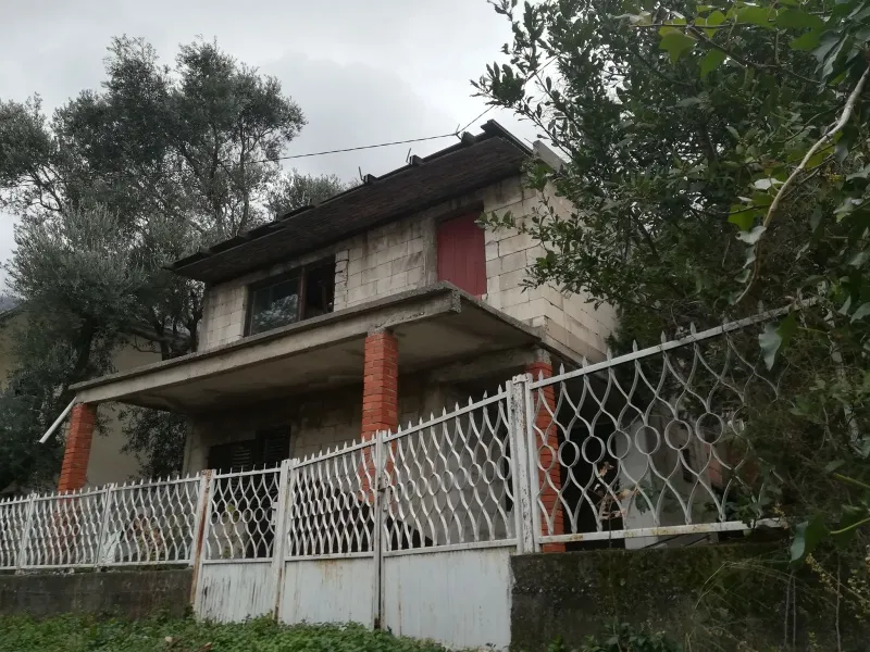 Prodajem kucu u Sutomoru HITNO 