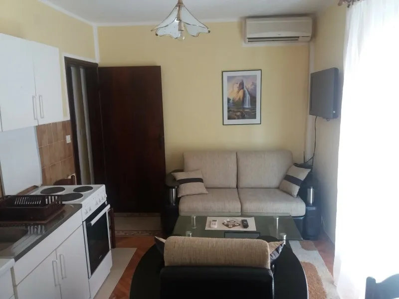 Izdajem jednosoban stan u Budvi na duzi vremenski period 