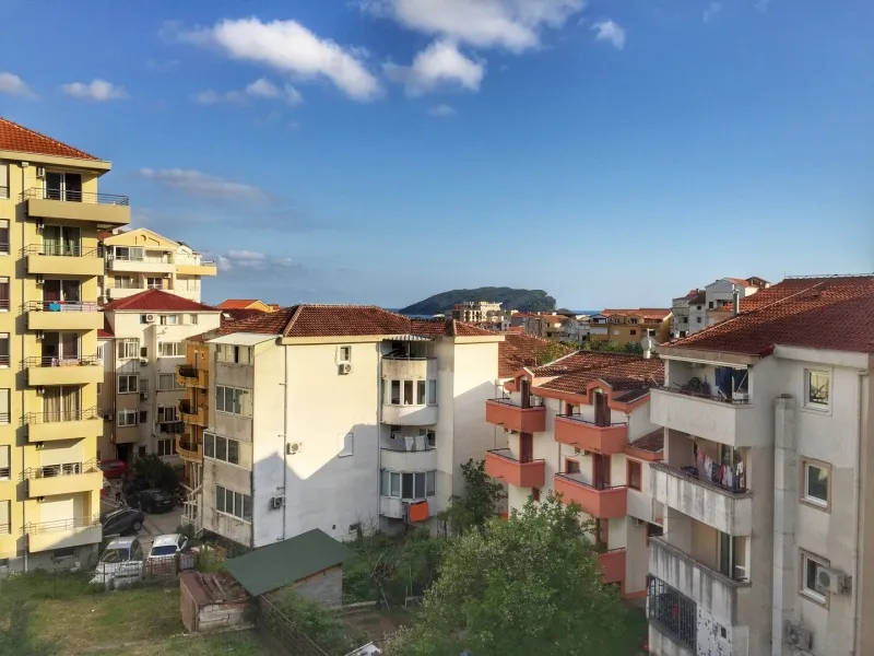 HITNA PRODAJA! Prostrana garsonjera u Budvi.
