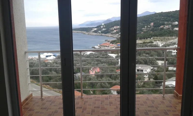 PRODAJEM APARTMAN U UTJEHU