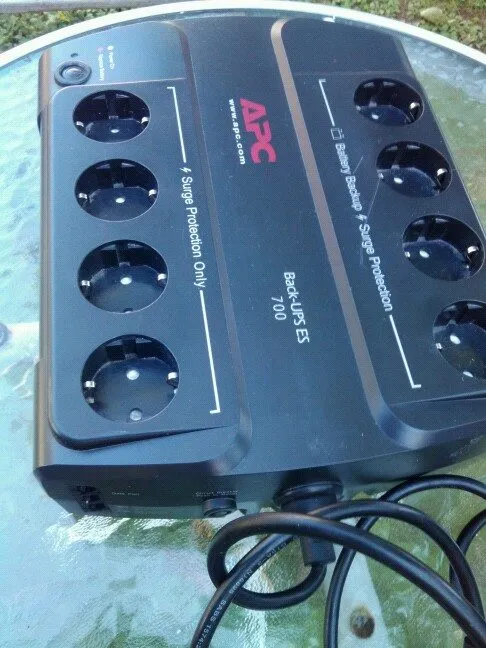Prodajem ups apces700