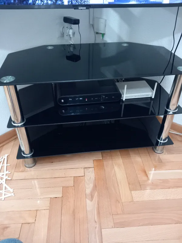 Prodajem klub sto i TV komodu