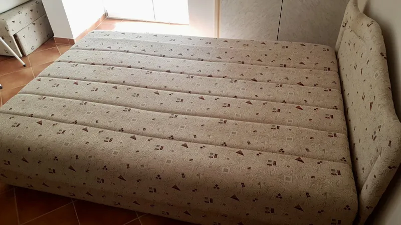 Prodajem francuske krevete, sto, ormar i stolicu na ljuljanje