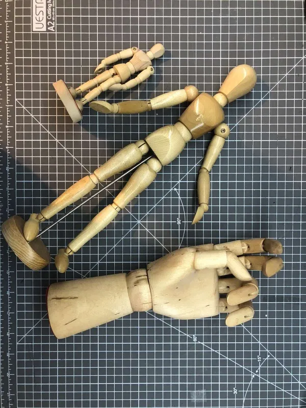 Drveni modeli, saka i muska figura sa manjom muskom figurom