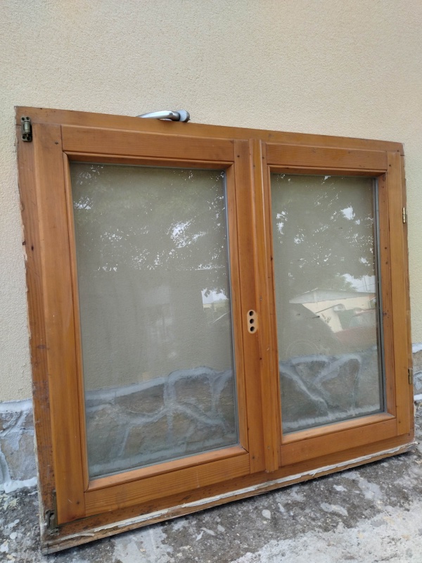Kvalitetni drveni prozori i vrata, duplo staklo, otvaranje na ventu.