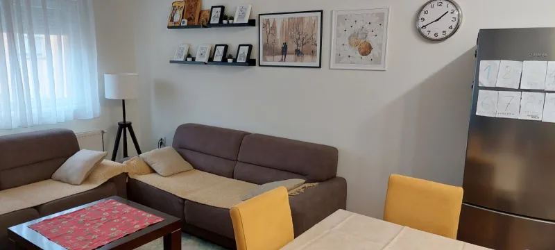 Prodajem uknjizen 4-soban stan na Adicama-Novi Sad