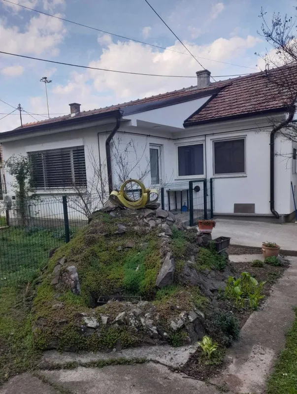 Izdajem kucu u mirnom delu Petrovaradina-Novi Sad