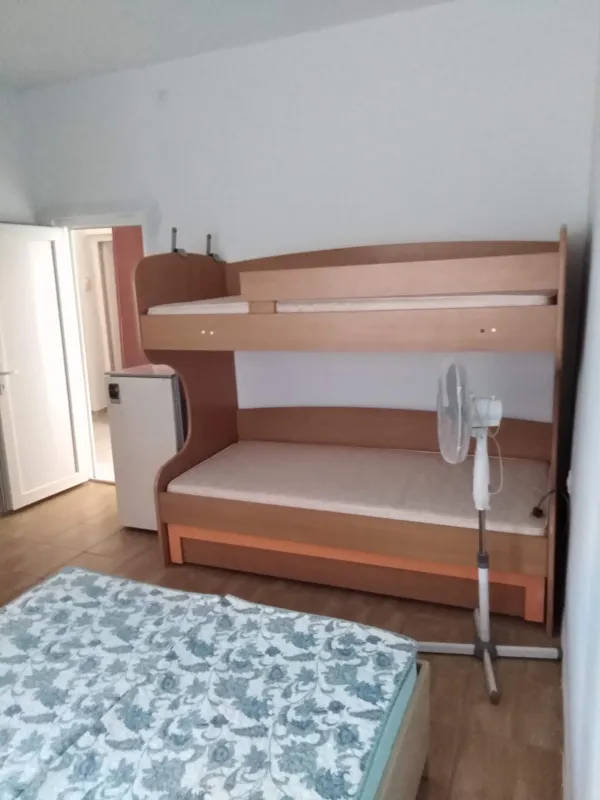 KREVET NA SPRAT sa dusecima odličan puno drvo