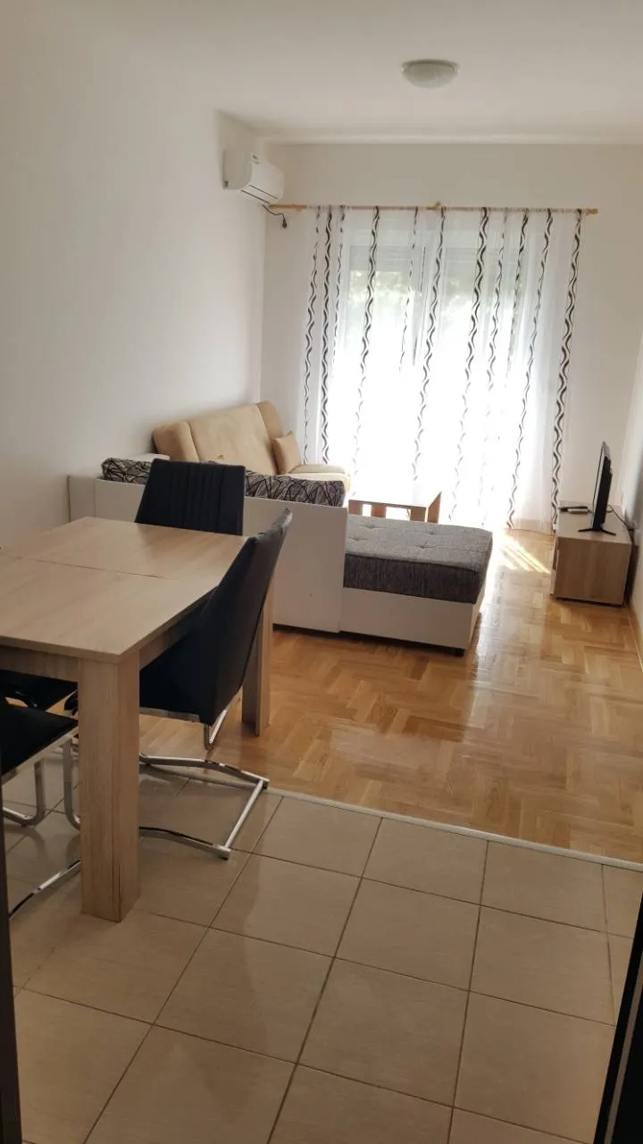 Izdaje se na godinu jednosoban stan u Budvi