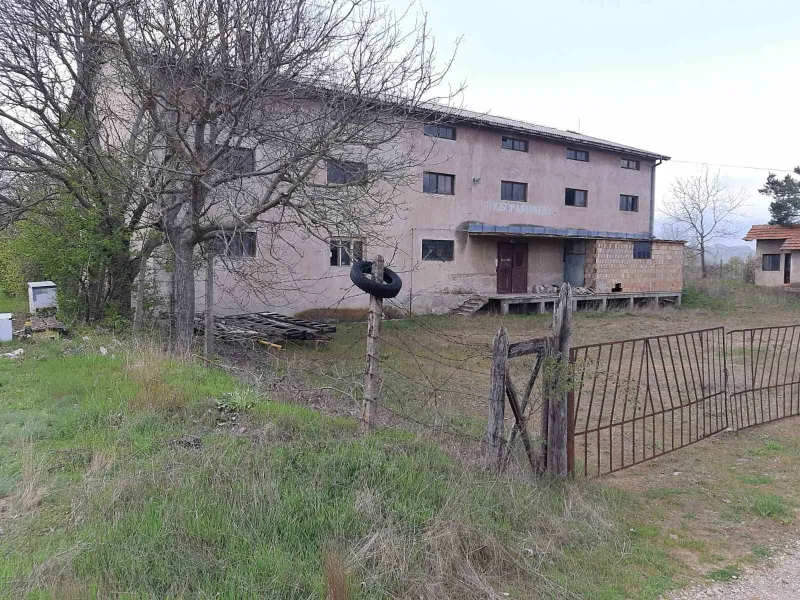 Prodajem poslovnu zgradu-magacin,Minicevo-Knjazevac