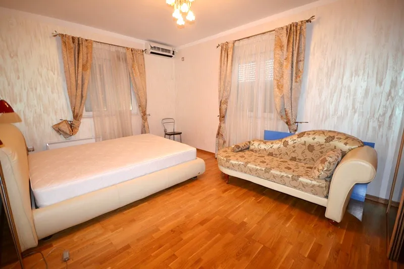 Rivijera Nekretnine Atraktivno nov jednosoban stan na obali mora Djenovici