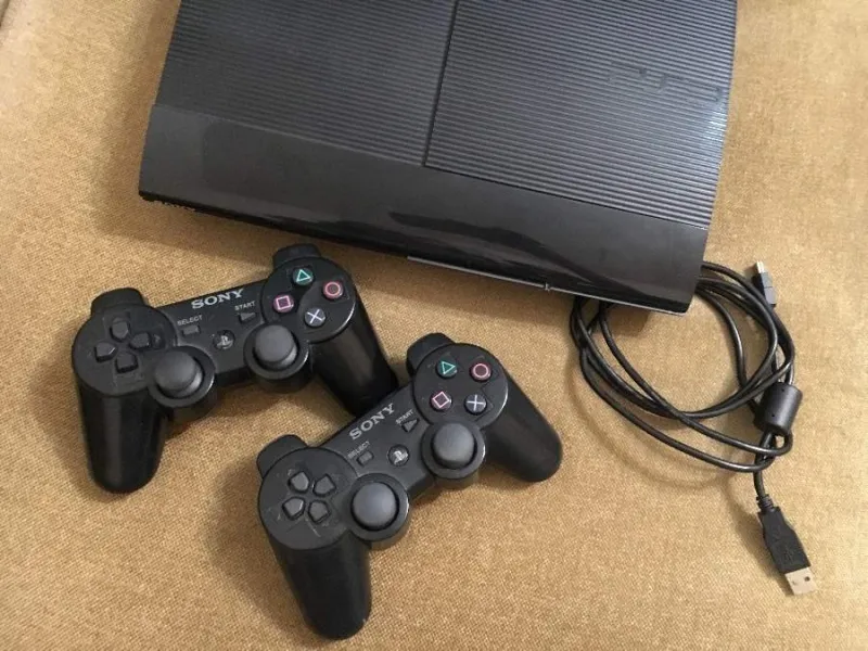 Prodajem PS3(full ocuvan, 8 igrica, 2 dzojstika)