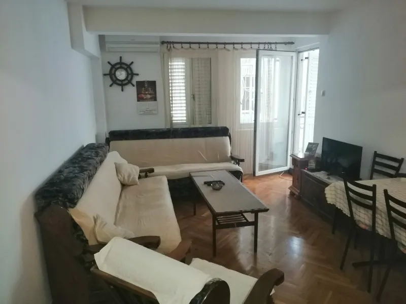 Izdajem jednosoban namjescen stan u Budvi