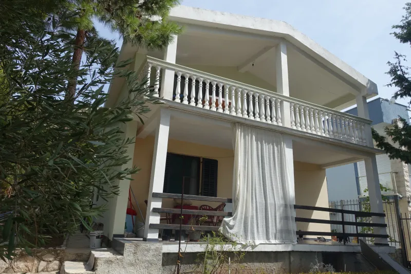 Izdajem gornji sprat kuće u Baru