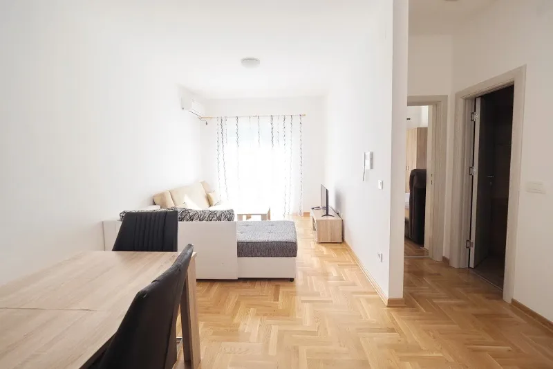 Izdaje se na godinu jednosoban stan u Budvi