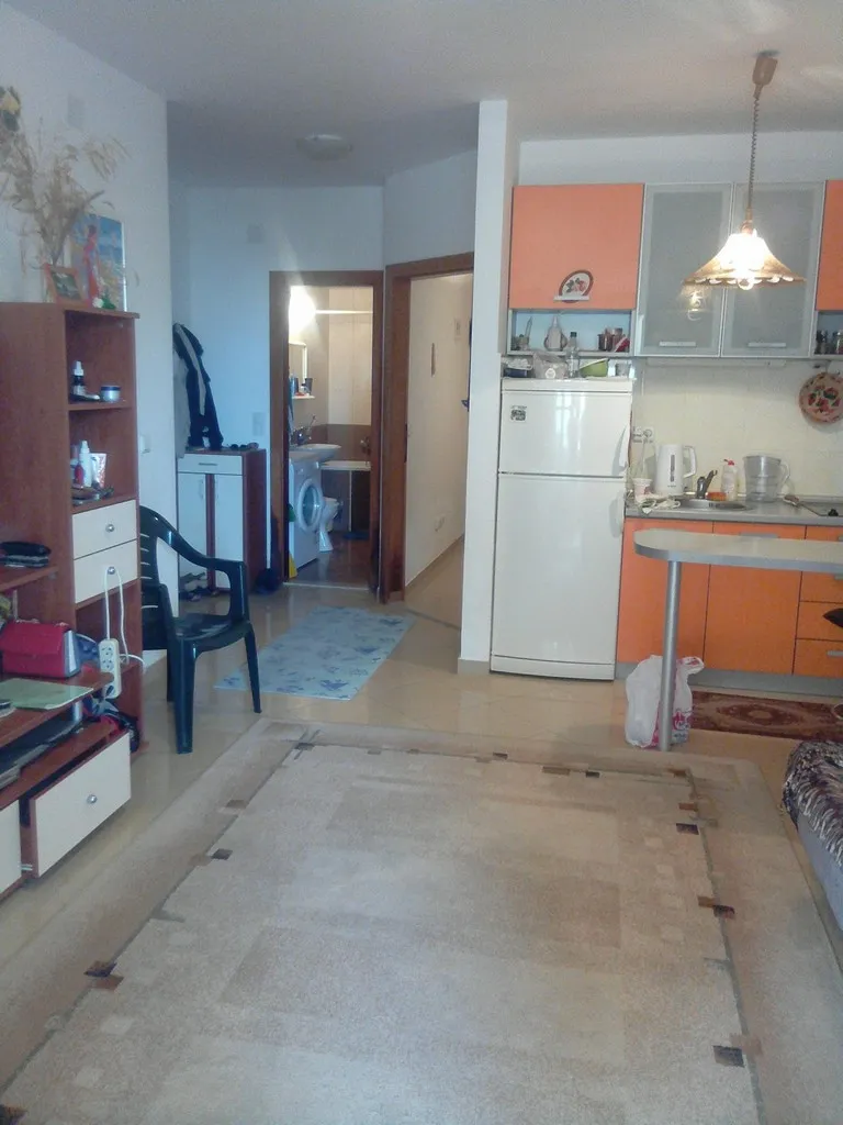 Prodaje se jednosoban stan u Becicima, 100 metara od Jadranskog puta