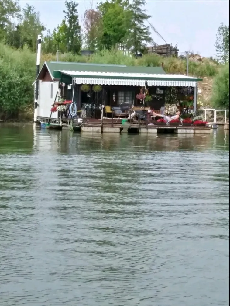 Splav sa mestom u Ostruznici