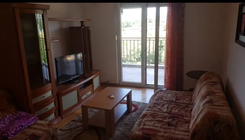 Izdaje se jednosoban namješten stan u zgradi kod Krivog mosta