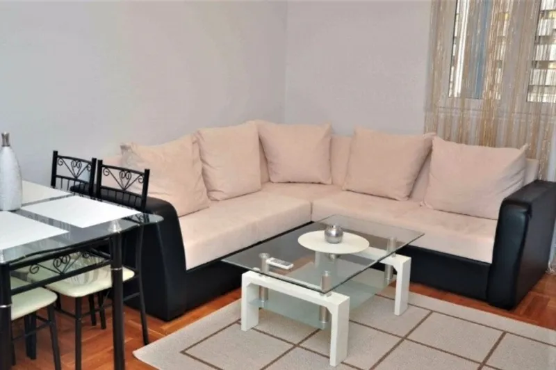 Izdaje se jednosoban lux namješten stan (43m2), u zgradi, iza Delte