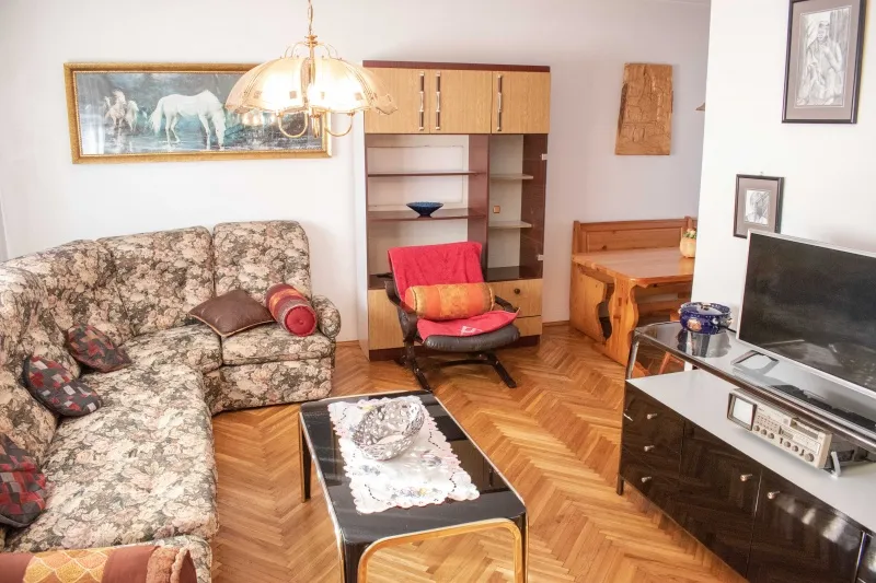 Izdaje se namještena garsonjera pored osnovne škole Sutjeska,50m2