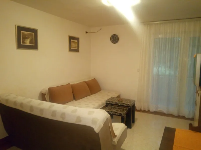 Izdajem apartman u Becicima