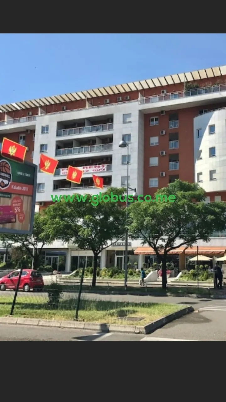 IZDAJE SE JEDNOSOBAN LUX OPREMLJEN STAN NA BUL. SVETOG PETRA Cetinjskog zgrada “