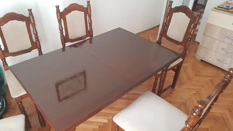 Terpezarijski sto sa stolicama