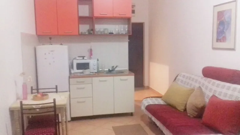 GARSONJERA, zgrada iza DELTE