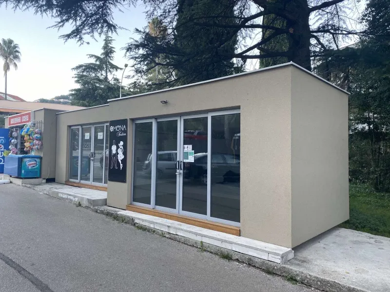 Izdajem poslovni prostor preko puta hotela Palmon Bay.
