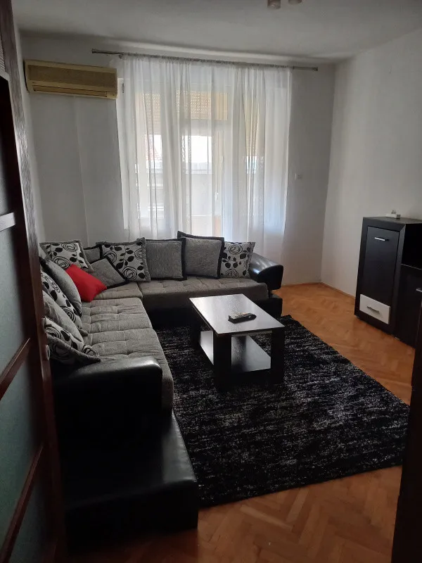 Izdajem dvosoban stan u strogom centru Podgorice