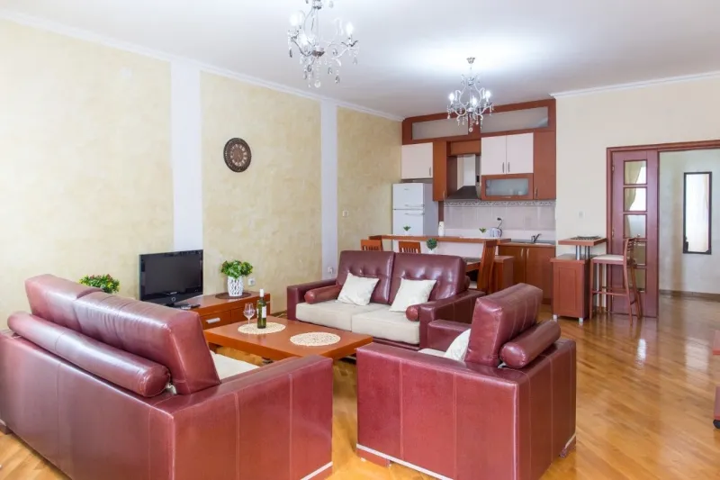Izdaje se na godisnjem nivou jednosoban stan u centru Budve