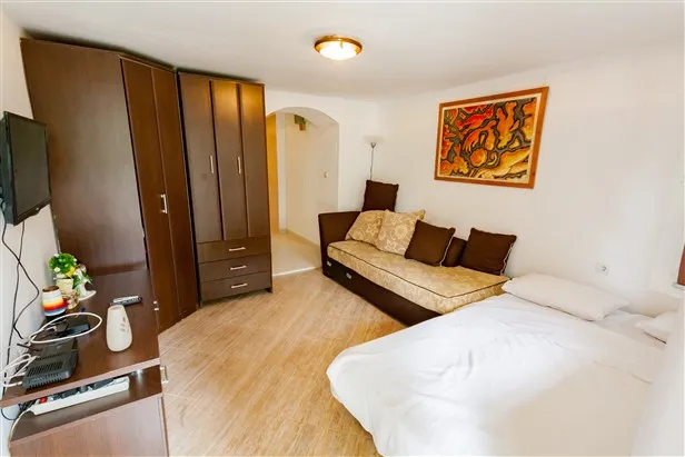 Izdaje se do sezone studio apartman blizu hotela «Avala» u Budvi