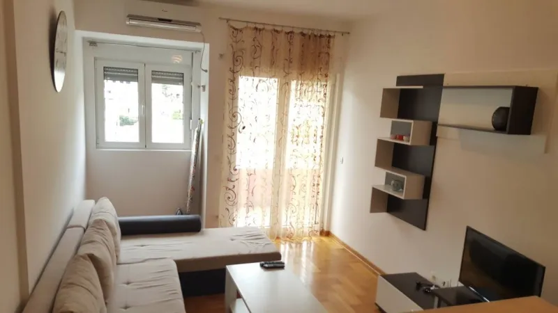 Izdaje se na godisnjem nivou jednosoban stan u Budvi (Rozino)
