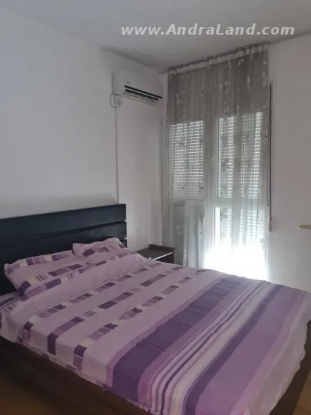 Prodaje se trosoban stan u Bar-u.