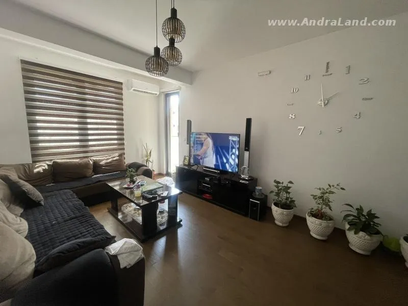 Prodaje se trosoban stan u Bar-u.