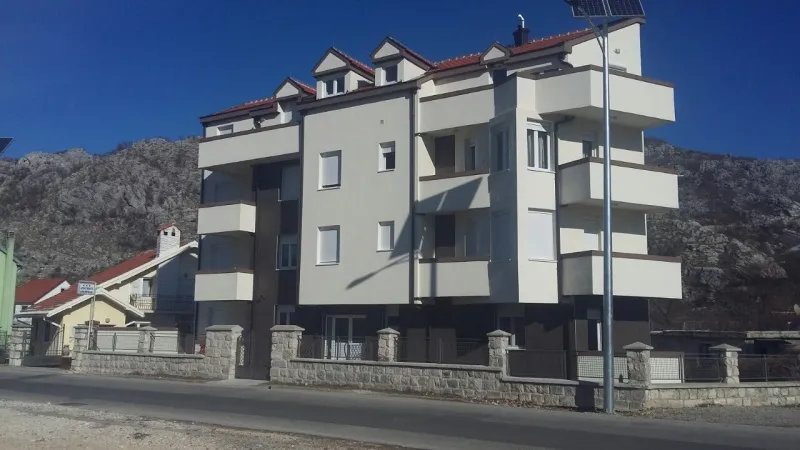 Prodajem dovsoban stan na Cetinju - visoko potkrovlje