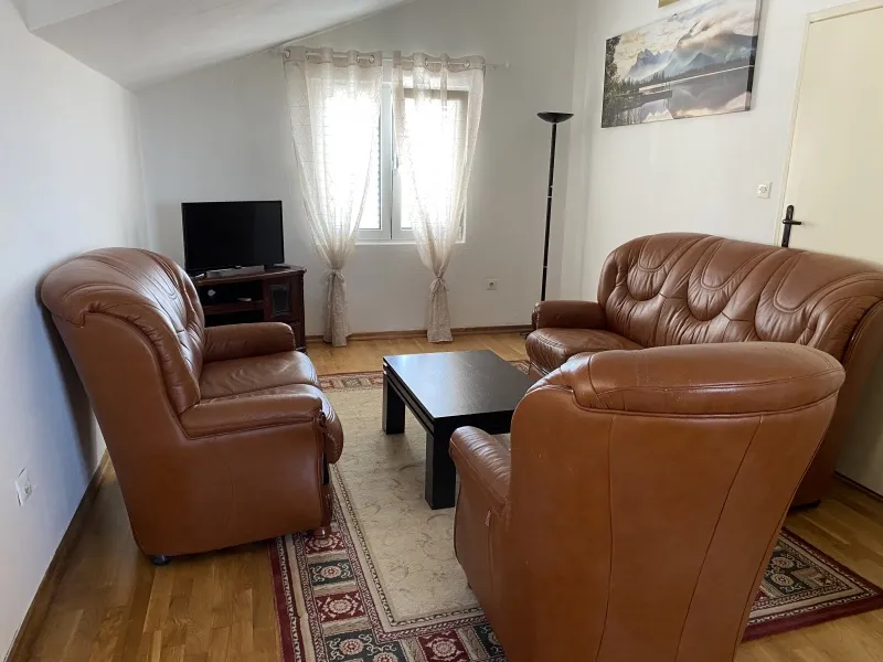 Izdajem dvosoban stan na duži period