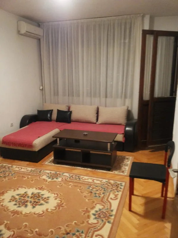 Izdajem namjesten jednosoban stan na duzi period