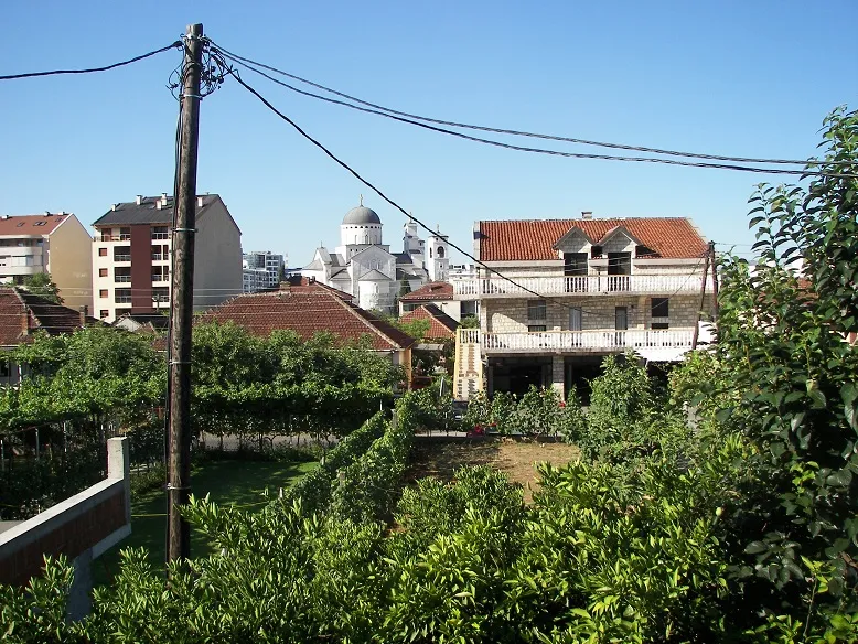 Izdajem namjesten trosoban stan u Podgorici