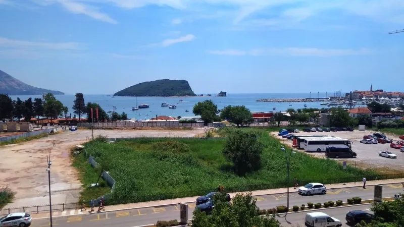 Hitna prodaja! Jednosoban stan u Budvi (ulica Mediteranska, 100 m do mora).