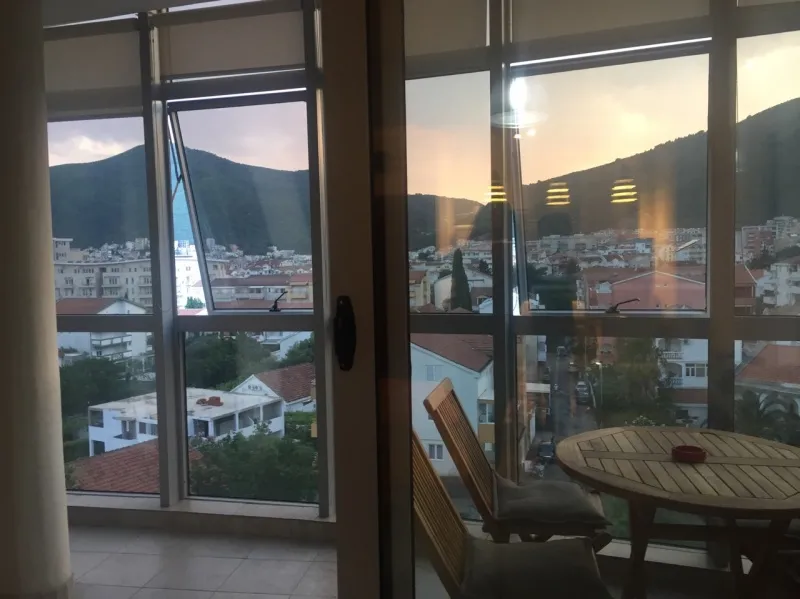 Izdaje se do sezone jednosoban stan u Budvi (Velji Vinogradi)