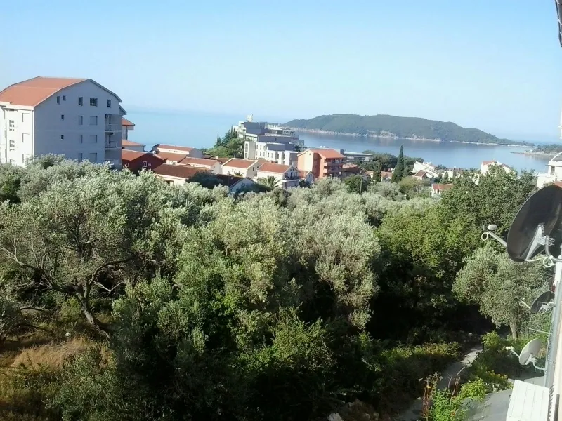 IZDAJE SE STAN U BECICIMA NA DUZI PERIOD SA POGLEDOM NA MORE