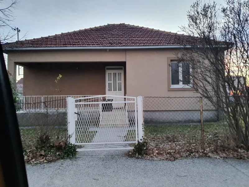 Prodajem kucu u centru niksica 92m2 na placu od 490m2